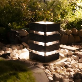 Brunnen ab der Dämmerung beleuchtet