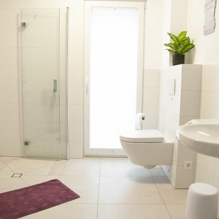 Geräumiges Badezimmer
