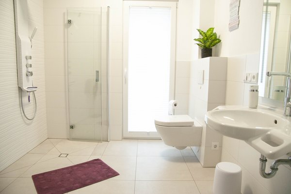 Geräumiges Badezimmer