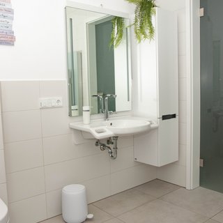Handwaschbecken unterfahrbar mit Badezimmerschrank