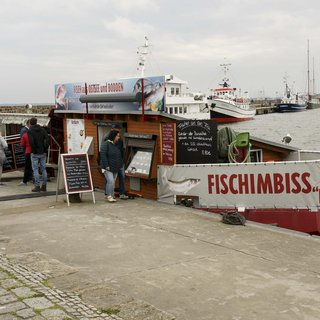 Imbiss-Kutter im Stadthafen Sassnitz